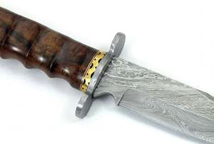 Couteau de chasse artisanal en acier Damas à pointe clip, avec manche en noyer rainuré pour une prise de main optimale - Product Image 6