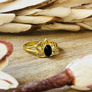 Bague en Onyx Noir au Design Tendance, Bijou Minimaliste en Laiton pour Femme, Plaqué Or 18 carats, Bague Solitaire à Design Massif, Vente en Gros/OEM/ODM - Product Image 5