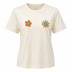 T-shirt crème à col rond pour femme avec fleurs au crochet et appliques soleil, manches courtes, décontracté, printemps-été - Product Image 1