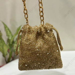Bolso de mano tipo cubo con microperlas doradas y correa de cadena llamativa, accesorio compacto para fiestas y eventos nocturnos para mujer - Product Image 1