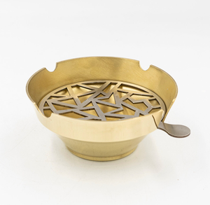 Cenicero circular ornamental de latón con detalles de motivos de esmalte coloridos, disponible a precios de mayorista. - Product Image 3