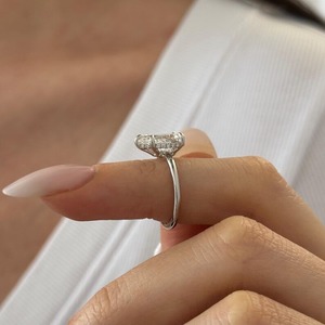 Bague de fiançailles en or blanc 18 carats avec diamant de laboratoire taille poire de 2 carats, certifié IGI, sertissage bas, halo caché, forme goutte d'eau, design unique - Product Image 5