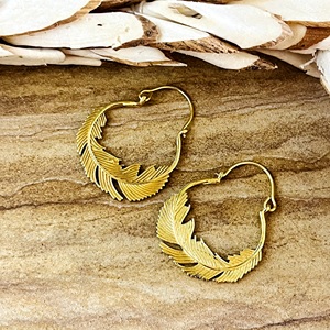 Nuevos Aretes de Aro Boho con Plumas, Aretes de Aro Tribales de Latón para Mujer, Bañados en Oro de 18k con Plumas Colgantes para Venta al por Mayor OEM ODM - Product Image 5
