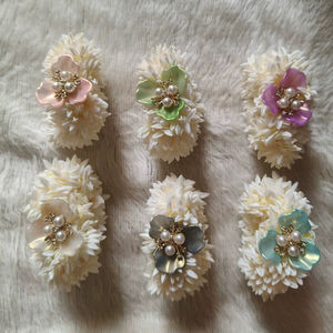 Coletero para el Cabello con Perlas Blancas y Gajra – Diadema Nupcial de Jazmín Pastel, Accesorio Reutilizable para Peinados de Novia para Mujeres y Niñas - Product Image 1