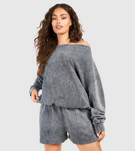 Ensemble deux pièces pour femme : sweat-shirt à épaules dénudées et short en molleton gris délavé, tenue décontractée, coupe confortable et détendue - Product Image 1