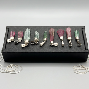 Pendentifs en tourmaline naturelle polie multicolores en gros avec capuchons en argent sterling 925, approvisionnement en vrac du Pakistan - Product Image 1