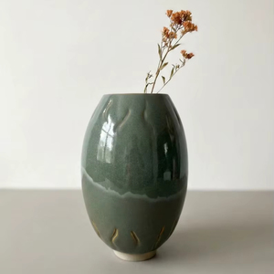 แจกันเซรามิกตกแต่งอย่างประณีตเคลือบสีเขียวมอสเข้ม รูปทรงวงรีหรูหราสำหรับตกแต่งบ้านสไตล์ร่วมสมัย - Product Image 1