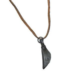 Collier pendentif artisanal haut de gamme en fer noir forgé à la main, design feuille torsadée unique, cordon long rustique vintage, bijoux ethniques - Product Image 1