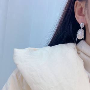 Pendientes de Borla Plateados de Moda para el Principio del Verano, Diseño Único y Elegante que te Hace Lucir Más Delgada, Joyería de Perlas Elegante - Product Image 1