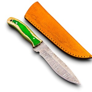 Cuchillo de caza de hoja fija de acero de Damasco hecho a mano para exteriores con mango de madera Pakka personalizado y colorido, y funda de transporte de cuero OEM - Product Image 1