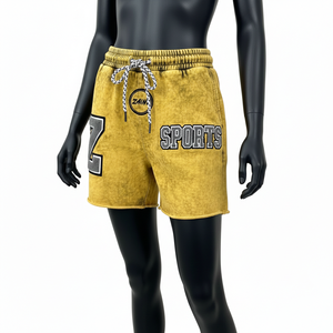 Shorts dorados de felpa de algodón y poliéster de 320 GSM para mujer, con lavado ácido, pedrería y logotipo personalizado con transferencia térmica. - Product Image 4