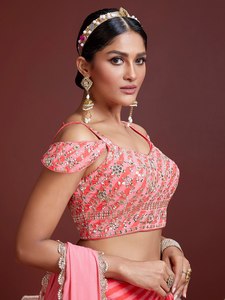 Robe de demoiselle d'honneur rose à épaules dénudées, ornée de perles, avec jupe en organza et dupatta - Product Image 3