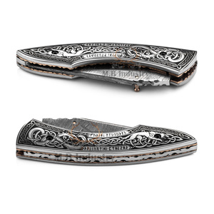 Couteau pliant professionnel en acier Damas de qualité industrielle OEM - 19 cm, pour la chasse, avec manche en os de chameau gravé au laser Saga - Product Image 3
