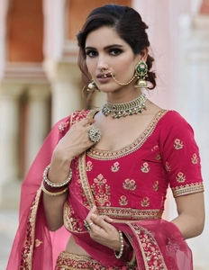 Lehenga Choli de mariée moderne en velours brodé, avec dupatta, taille empire, manches courtes, silhouette trapèze, longueur ras du sol, pour mariage indien - Product Image 3