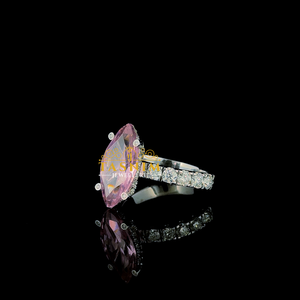 Anillo de compromiso clásico de plata 925 chapado en oro rosa con tres piedras de moissanita VVS talla pera para mujer Tasnim, engaste de púas, tercera parte - Product Image 4