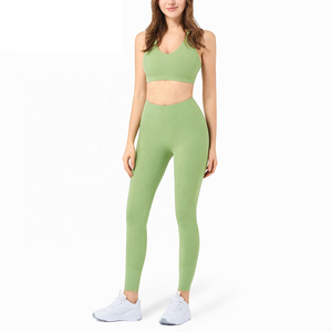 Ensemble de yoga 2 pièces uni grande taille, écologique, respirant, lavé, avec brassière de sport sans manches et leggings, fabriqué au Pakistan - Product Image 1