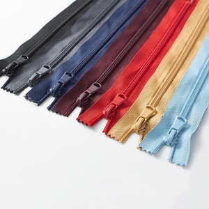Vente en gros personnalisée 3 #   5 #   8 #   10 #   Fermeture éclair en nylon colorée à extrémité fermée pour vêtements, bagages et sacs - Product Image 1