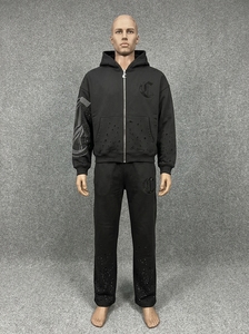 Ensemble de survêtement unisexe marron avec sweat à capuche zippé et pantalon de jogging, imprimé numérique et détails de broderie hivernale - Product Image 3