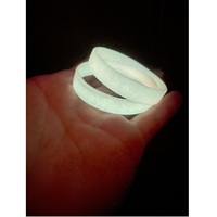 Bracelets en silicone très demandés pour les événements religieux ou les programmes communautaires, disponibles en gros depuis l'Inde
