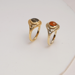 Bague ovale artisanale Moku Jewellery en cornaline naturelle et laiton, sertie clos, style glamour, pierre de naissance de septembre pour femme - Product Image 3