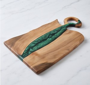 Tabla de cortar de madera con incrustaciones de resina epoxi verde, estilo río, con asa, para cortar queso - Product Image 3