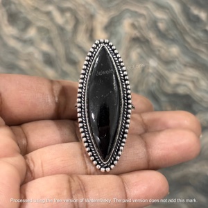 Anillo de Plata de Ley 925 con Baño de Rodio Negro, Estilo Religioso, con Gema de Moissanita Original, Engaste de Bisel, Diseño Exclusivo, Venta al por Mayor - Product Image 1