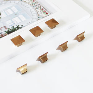 Perillas Modernas Cuadradas de Aleación de Zinc para Muebles, Duraderas, Acabado Dorado Cepillado, para Cajones, Armarios, Cómodas, Dormitorios y Salas de Estar - Product Image 1