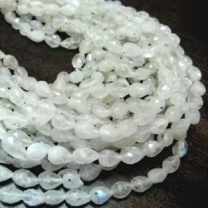 Perles de pierre de lune arc-en-ciel blanche naturelle en forme de goutte d'eau, 5x7 mm, brin de 13 pouces - Product Image 2