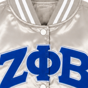 Chaqueta Universitaria de Satén Zeta Phi Beta para Mujer, Color Gris Plateado y Azul Rey, Letras Griegas de Chenilla 1920, Cierre de Broches en las Mangas, Estilo Bomber a Rayas, Sororidad - Product Image 5