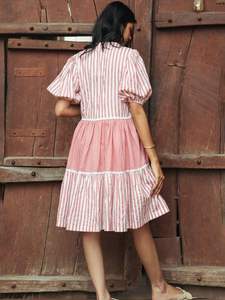 ชุดเดรสลำลองลายดอกไม้พิมพ์ลายด้วยมือ ดีไซน์สวยงามเหมือนงานแฮนด์เมด มีทั้งแบบมินิและแม็กซี่สำหรับผู้หญิง จำหน่ายในราคาขายส่ง สไตล์ชุดเดรสผู้หญิง - Product Image 4