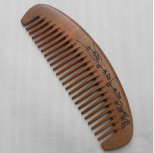 Peigne en bois artisanal avec un complexe nœud tressé sculpté sur le dessus, disponible à prix de gros. - Product Image 2
