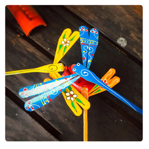 Juguete de bambú de madera estilo rústico vietnamita con forma de libélula - Educativo DIY - Product Image 1