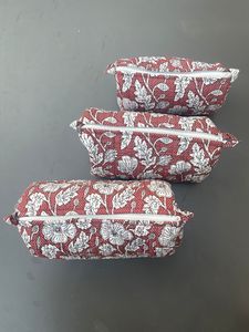 Ensemble de trousses de toilette en coton à imprimé floral rouge avec fermeture éclair, pochette de voyage pour femmes, sacs pour usage quotidien en provenance d'Inde - Product Image 1