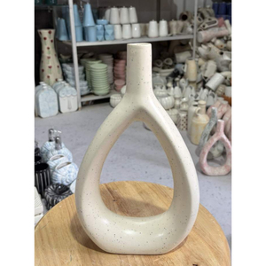 Vase en céramique creux en forme de donut, moderne et minimaliste, ovale, pour fleurs, en porcelaine mate mouchetée, centre de table pour la décoration intérieure - Product Image 2