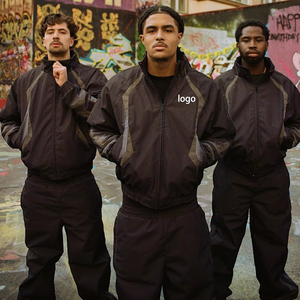 Ensemble de survêtement streetwear deux pièces en nylon froissé et polyester, comprenant une veste coupe-vent et un pantalon de jogging léger - Product Image 1