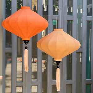 Lanterne en soie vietnamienne artisanale, lanterne décorative en tissu pour événements haut de gamme, mariage, hôtel, restaurant, ambiance festive. - Product Image 1