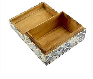 Boîte à bijoux en résine de style vintage, artisanale, design classique et unique, organisateur de rangement compact pour bijoux et objets personnels - Product Image 5