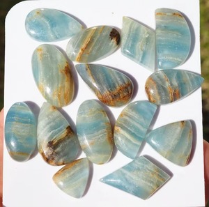Cabochon en calcite bleue rayée naturelle de haute qualité, sélectionné pour la création de bijoux artistiques, rythme visuel apaisant, classique intemporel - Product Image 1