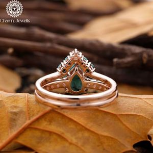 Bague de fiançailles classique pour femme Charm Jewells, trois pierres en moissanite taille coussin, plaqué or 18 carats, sertie à griffes, IGI - Product Image 6