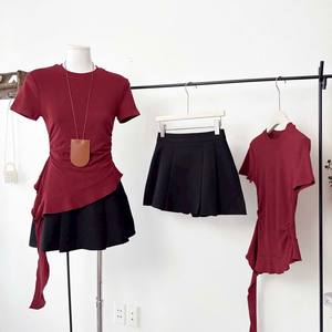 Conjunto de Falda Mini Plisada y Camiseta Ajustada Color Borgoña para Mujer, OEM - Product Image 3