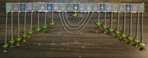 Tapiz Tradicional de Pared con Aves, Cuentas y Campanas para Decoración del Hogar en Diwali, Diseño Rectangular para Entrada, Artesanía en Metal - Product Image 3