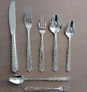 Ensemble de couverts élégants en acier inoxydable avec bords lisses, prise en main confortable et finition argentée de qualité supérieure pour la table à manger - Product Image 1
