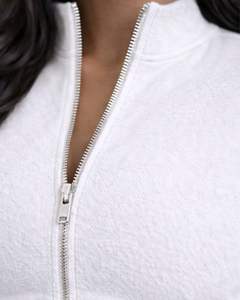 Conjunto de yoga de dos piezas para mujer, color blanco, top corto con cremallera y pantalones acampanados de cintura alta, ropa deportiva elástica para gimnasio, fabricante personalizado OEM - Product Image 3