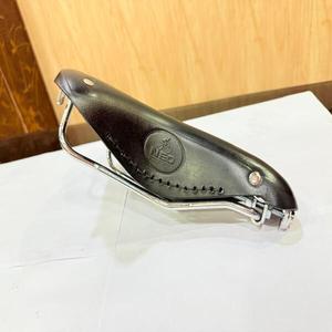 Selle de vélo style cuir avec rivets noirs, double rail en acier, coussin confortable, siège de vélo léger pour vélos de route - Product Image 3