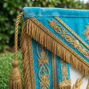 Tablier de Franc-Maçon de Luxe en Velours Bleu Brodé Or avec Compas Carré et Œil Qui Tout Voit - Product Image 6