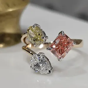 Anillo de compromiso de lujo de tres piedras en oro amarillo con diamantes ovalados y pera amarillos radiantes y rosa, con diseño de anillo cruzado de varias piedras para mujer - Product Image 1