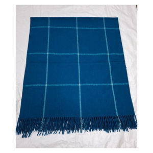 Manta Delgada de Color Turquesa y Blanco con Diseño de Cuadros para la Comodidad Invernal, con Tacto Suave y Sensación Acogedora - Product Image 2