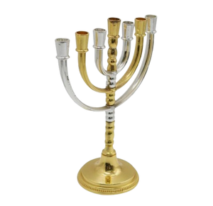 Menorá judía festiva de metal plateado, bellamente elaborada para decorar hogares y espacios religiosos durante Hanukkah. - Product Image 3