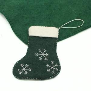 Calcetín Navideño Ecológico Hecho a Mano con Lana y Fieltro Blanco, Diseños Personalizados - Product Image 5