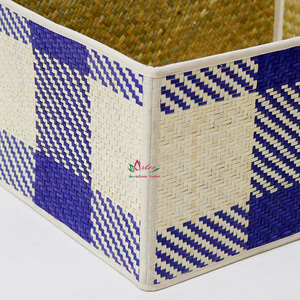 Cesta de Almacenamiento Multifuncional Tejida con Hojas de Palma, Ecológica y Duradera, Organizador de Artículos para el Hogar, Diseño a Cuadros Azul y Blanco - Product Image 5